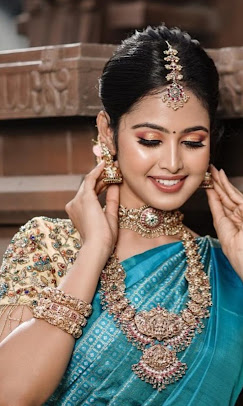 Bride in silk saree and temple jewellery